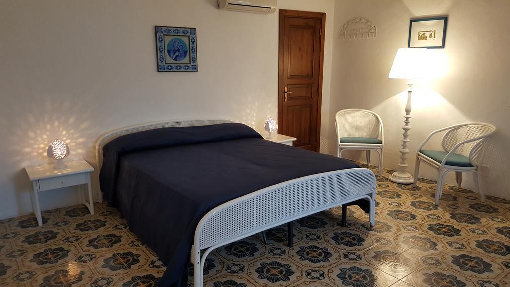 Couette-café La Rossa Salina (Sicily)